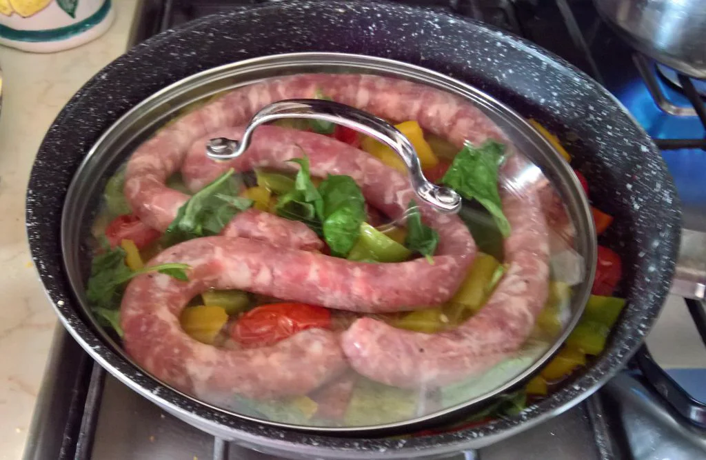 luganega con peperoni e pomodoro
